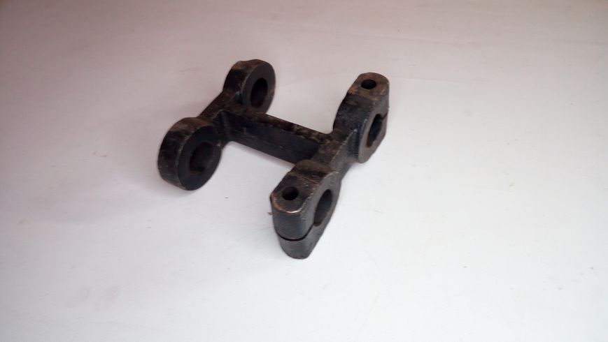 2902466-50A Front Leaf Spring Shackle for FAW J6